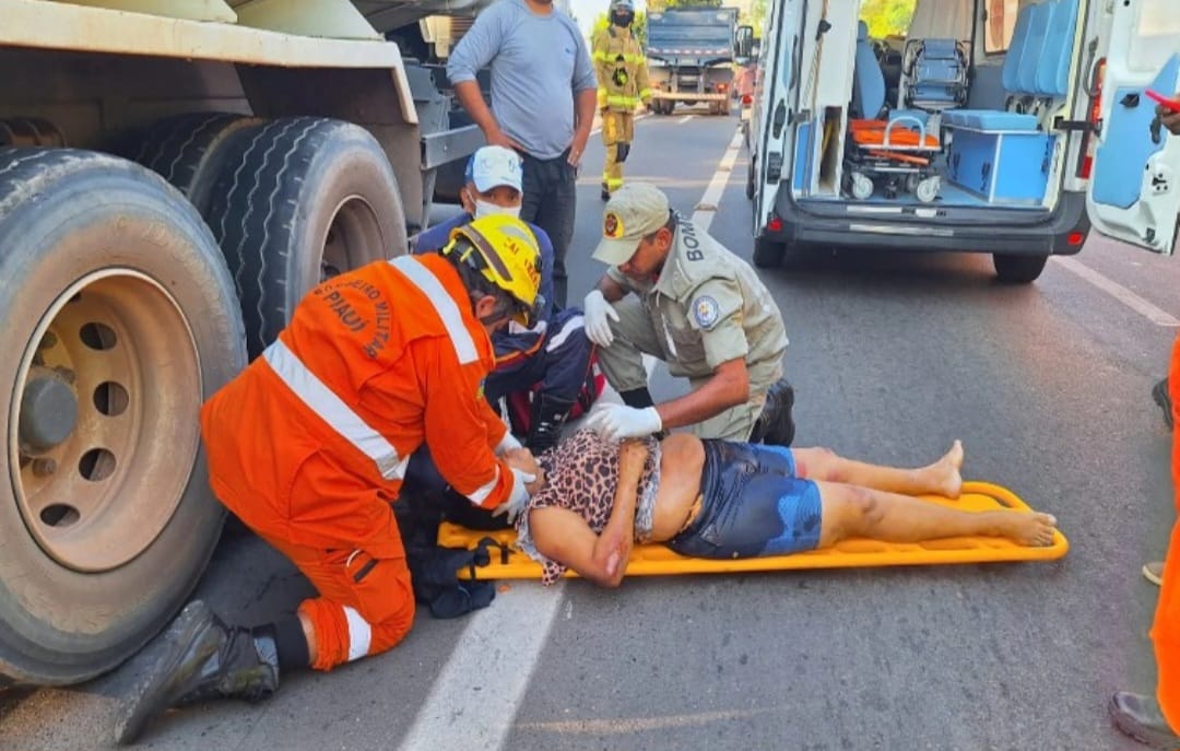 Mulher fica presa embaixo de caminhão em grave acidente na Avenida Kennedy