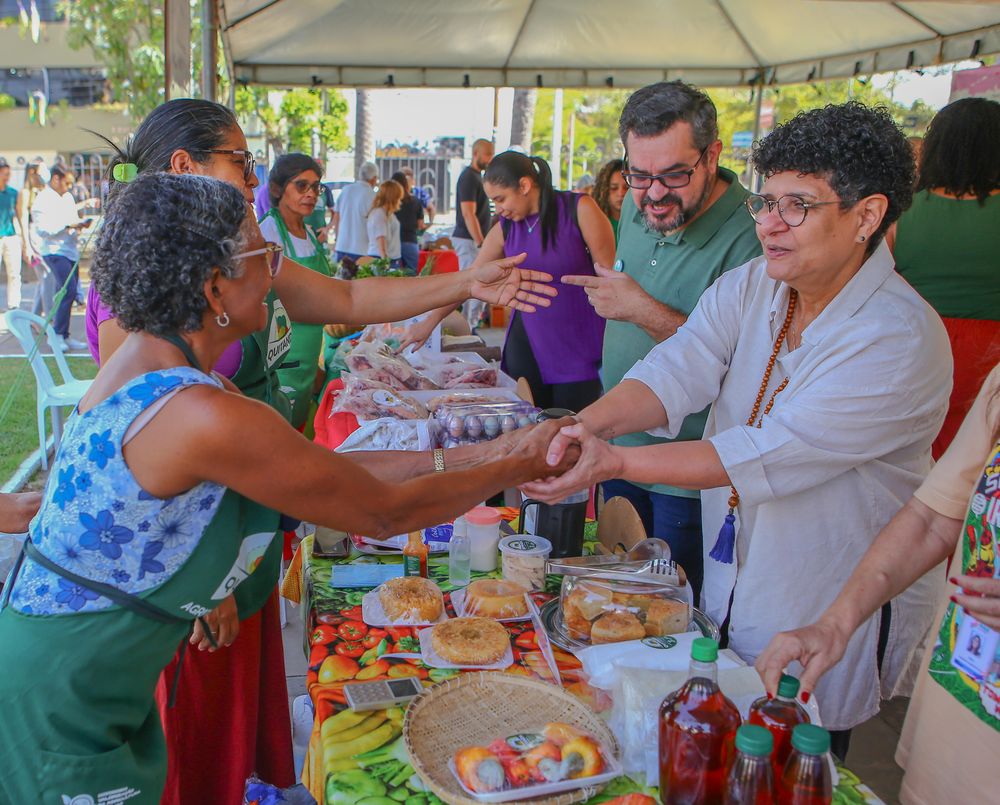 Produtores comemoram vendas na Quitanda da Agricultura Familiar no Palácio de Karnak