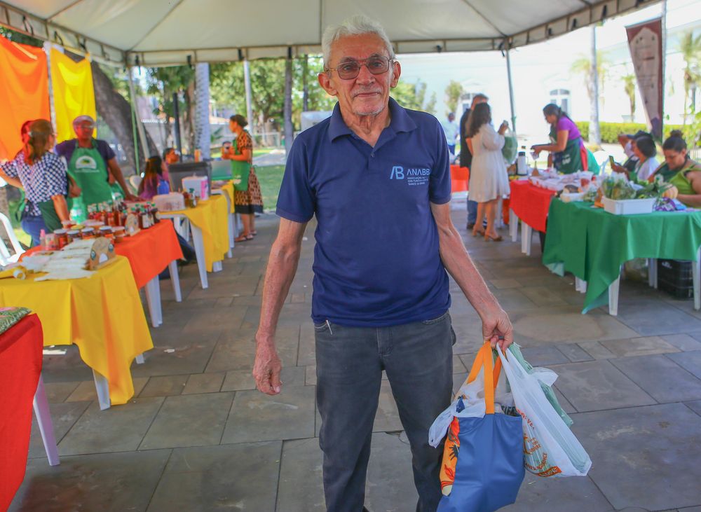 Produtores comemoram vendas na Quitanda da Agricultura Familiar no Palácio de Karnak