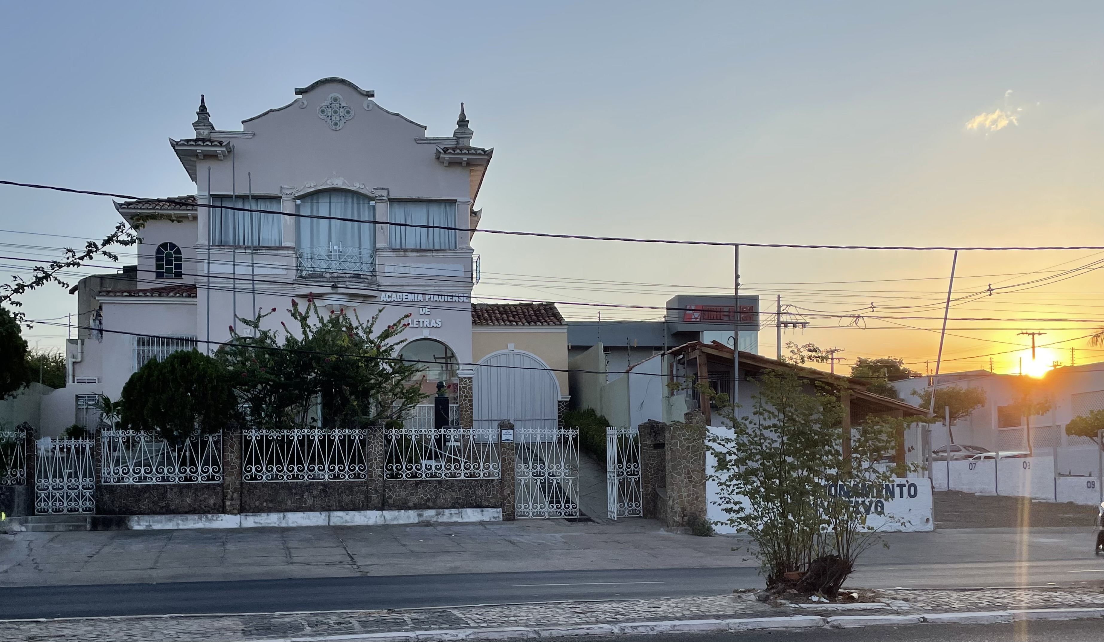 Academia Piauiense de Letras sofre ação criminosoa de vândalos durante arrombamento noturno.