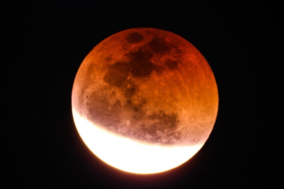 Eclipse parcial da Lua e Superlua