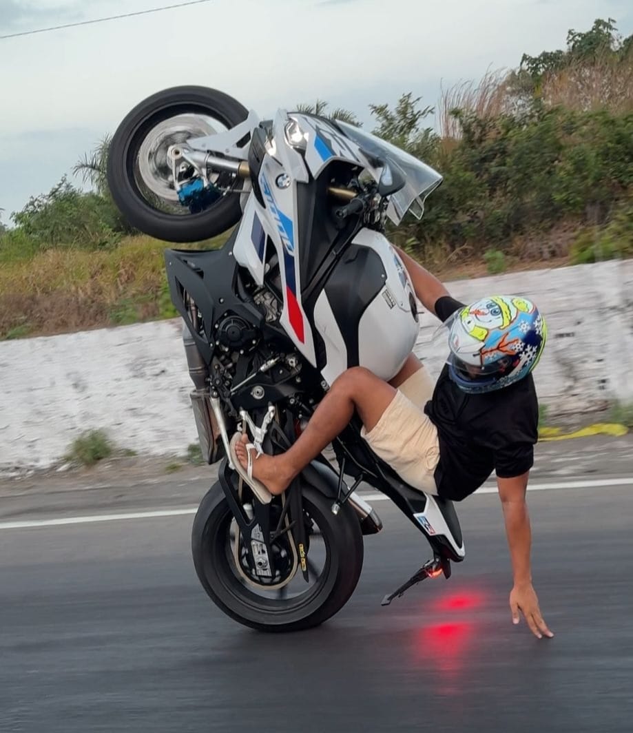 Influencer Itallo Bruno praticando manobras perigosas conhecidas como "dar graus"