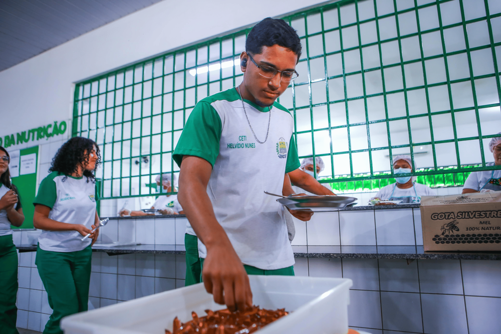 Mel produzido em agricultura familiar incrementa cardápio escolar no Piauí