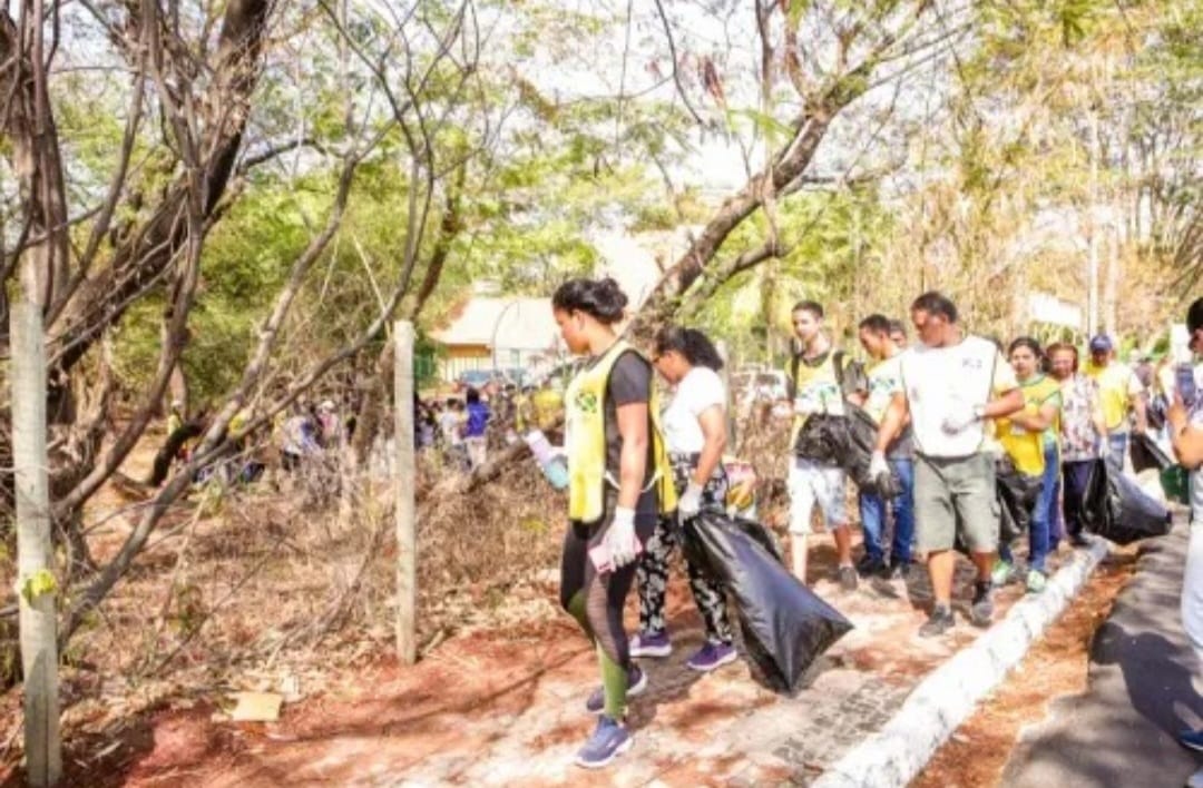 No Dia Mundial da Limpeza, cerca de 200 voluntários coletam lixo às margens do Rio Poti em Teresina