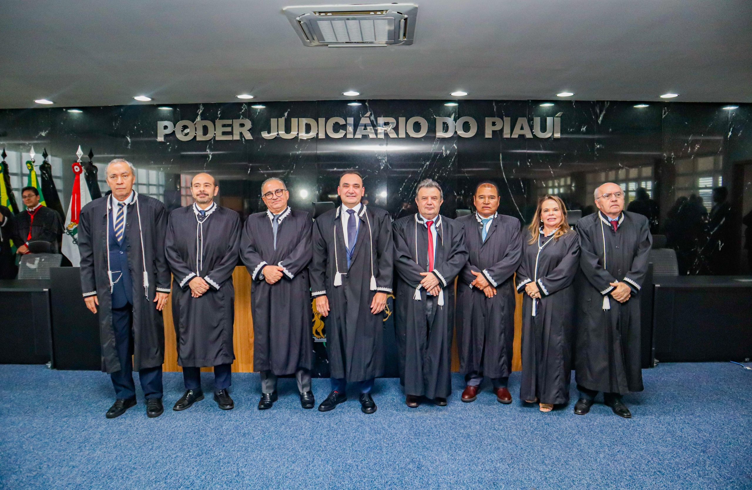 Novo presidente do TJ-PI, desembargador Aderson Nogeira (3º da esuqerda para a direiita) com os demais membros eleitos para o biênio 2025-2026