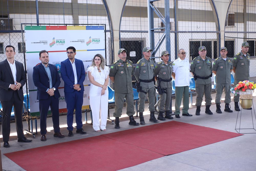 Polícia Militar do Piauí recebe três mil coletes balísticos, UTI móvel e viatura lilás