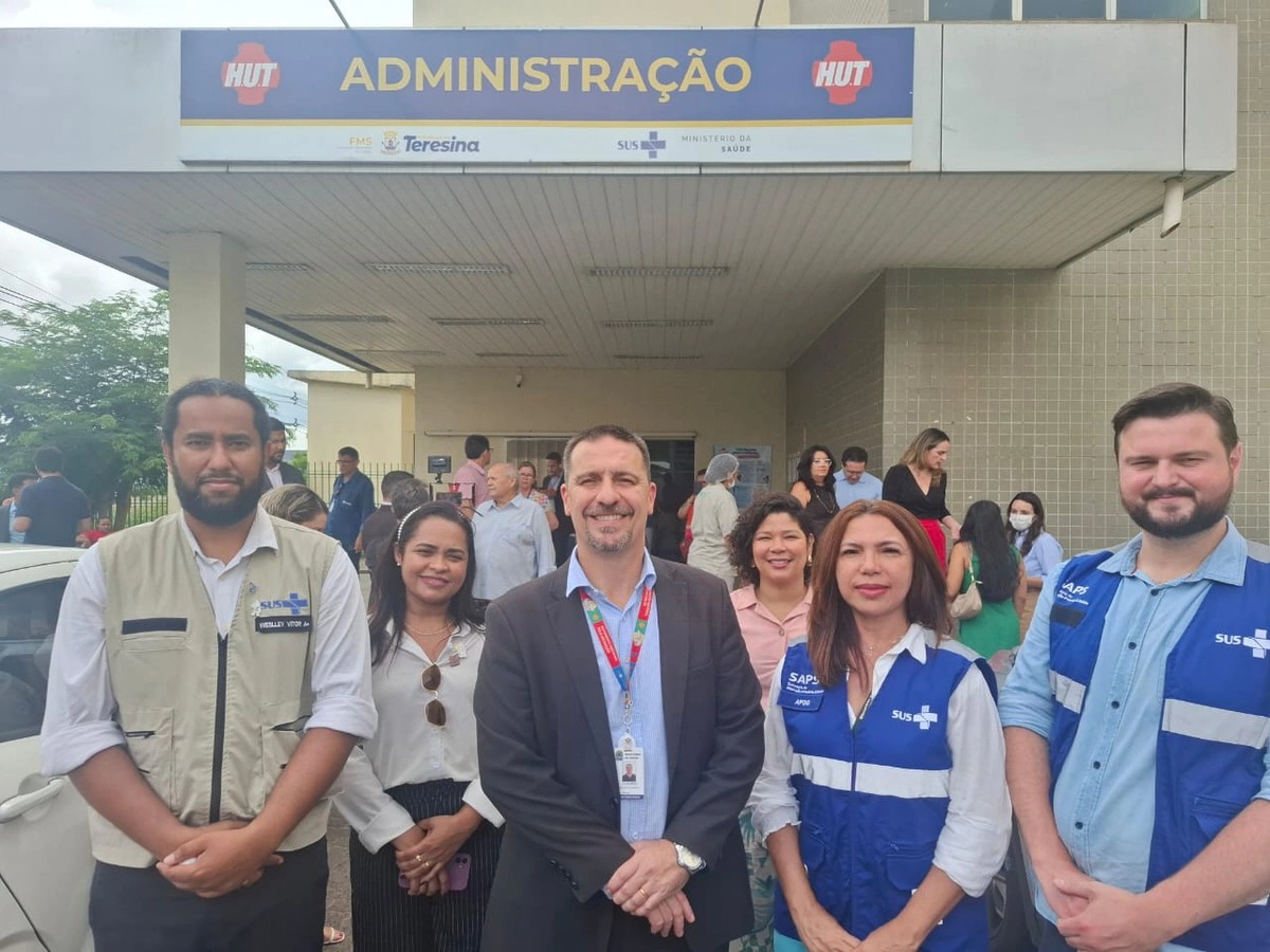 Leonardo Soares (ao centro)