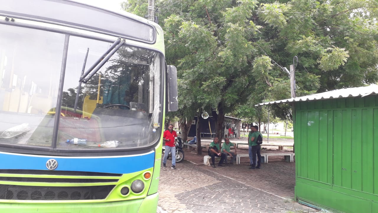 Motoristas de ônibus fazem paralisação por falta de pagamento em Teresina