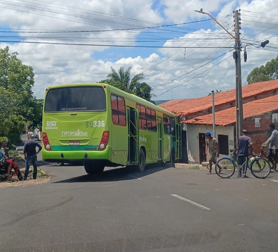 Ônibus do Consórcio Poty bateu contra muro de casa na zona norte de Teresina