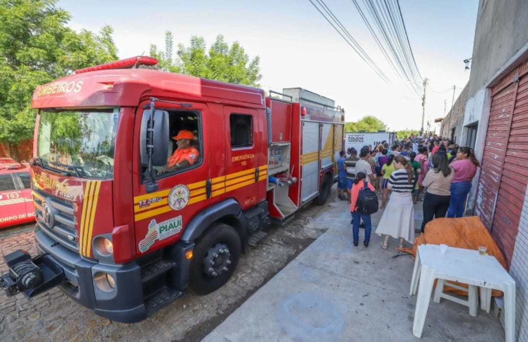 Viatura do Corpo de Bombeiros na frente da residência