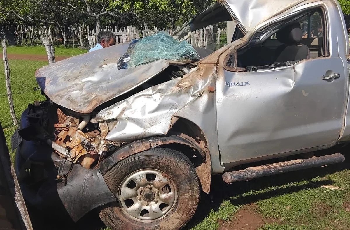 Empresário fica gravemente ferido após Hilux capotar em Esperantina