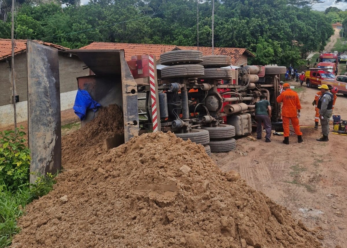 Motorista fica preso às ferragens