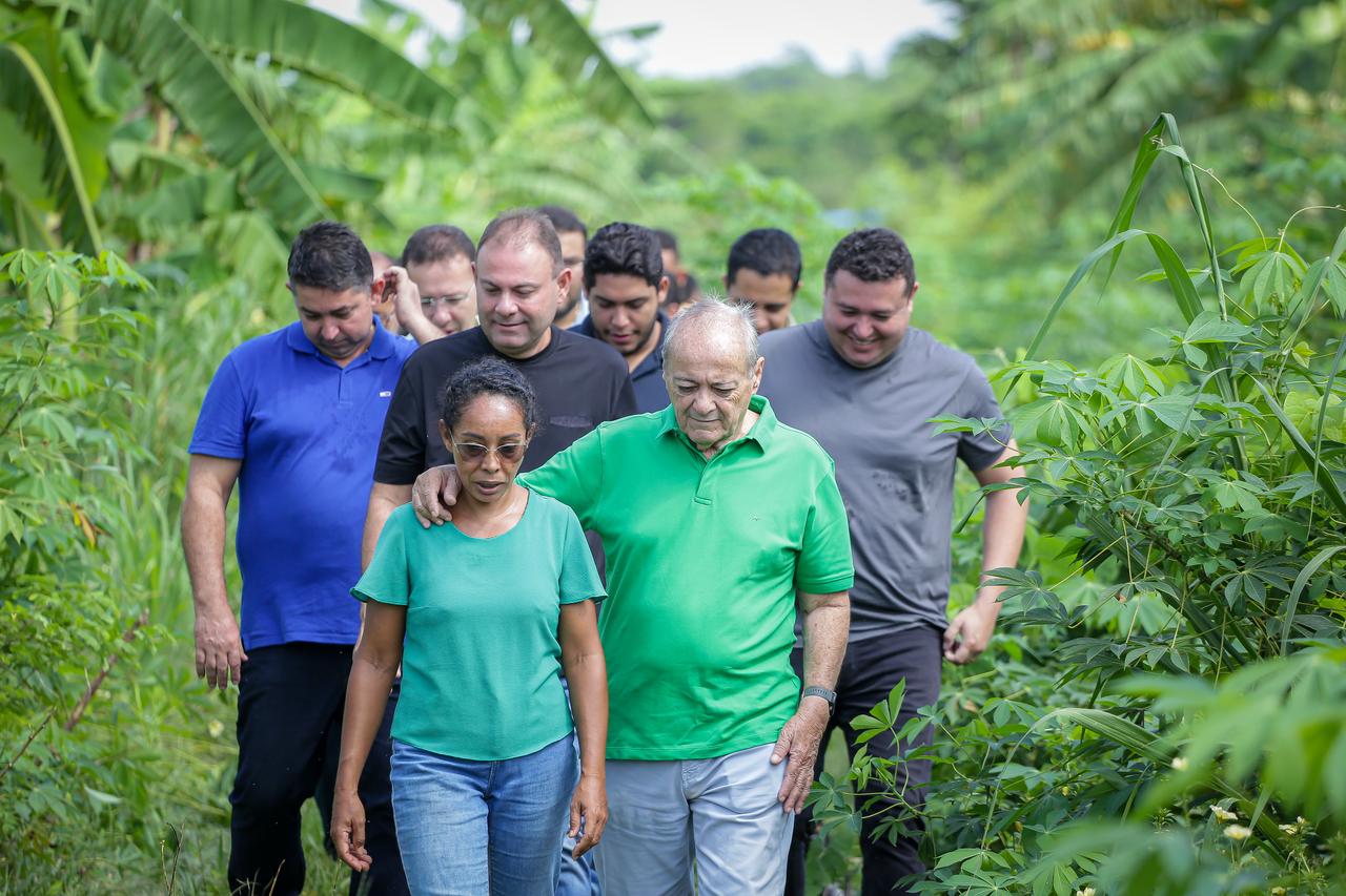 Prefeito Sílvio Mendes e vice Jeová Alencar visitam campos agrícolas