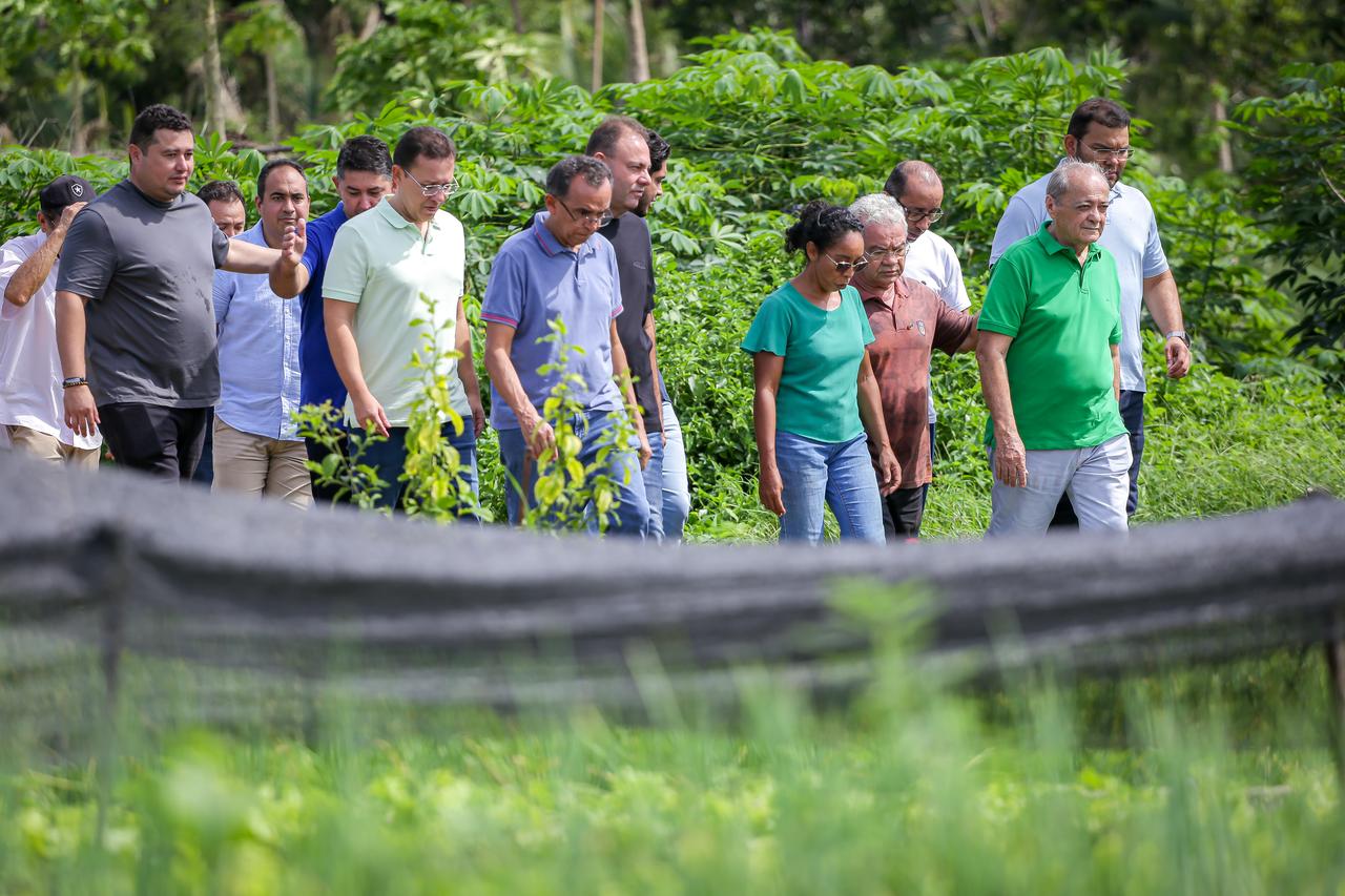 Prefeito Sílvio Mendes e vice Jeová Alencar visitam campos agrícolas