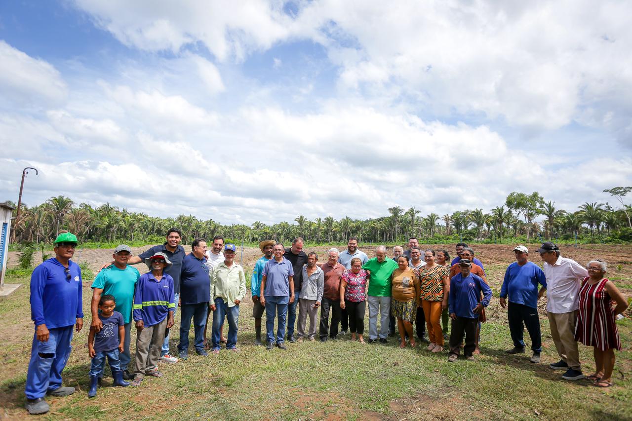 Prefeito Sílvio Mendes e vice Jeová Alencar visitam campos agrícolas