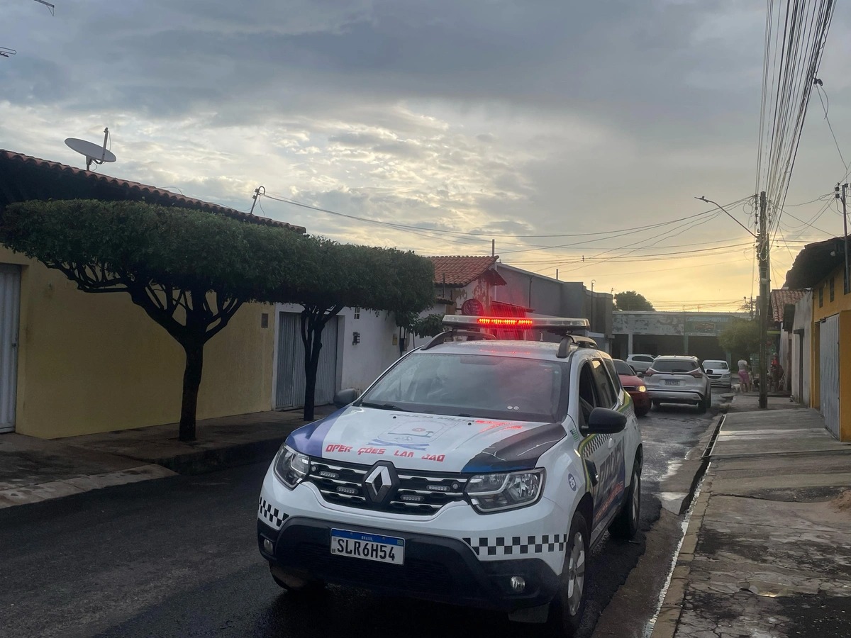 Viatura da Polícia Militar no local