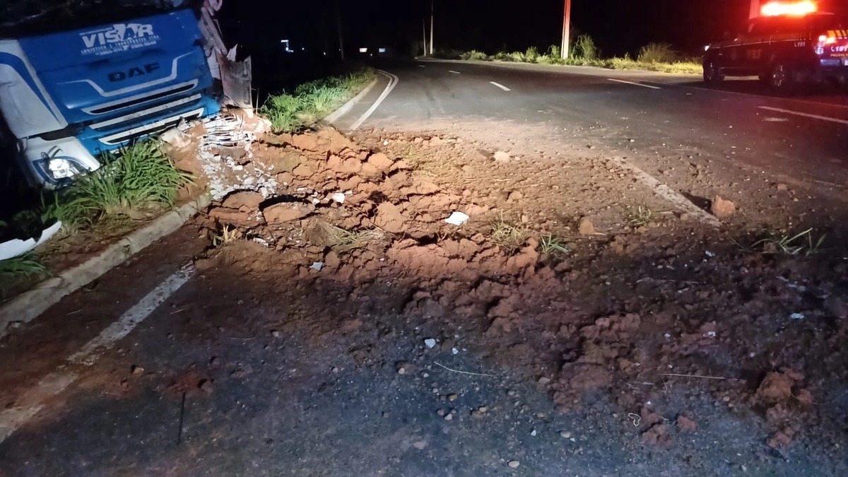 Caminhão sai da pista