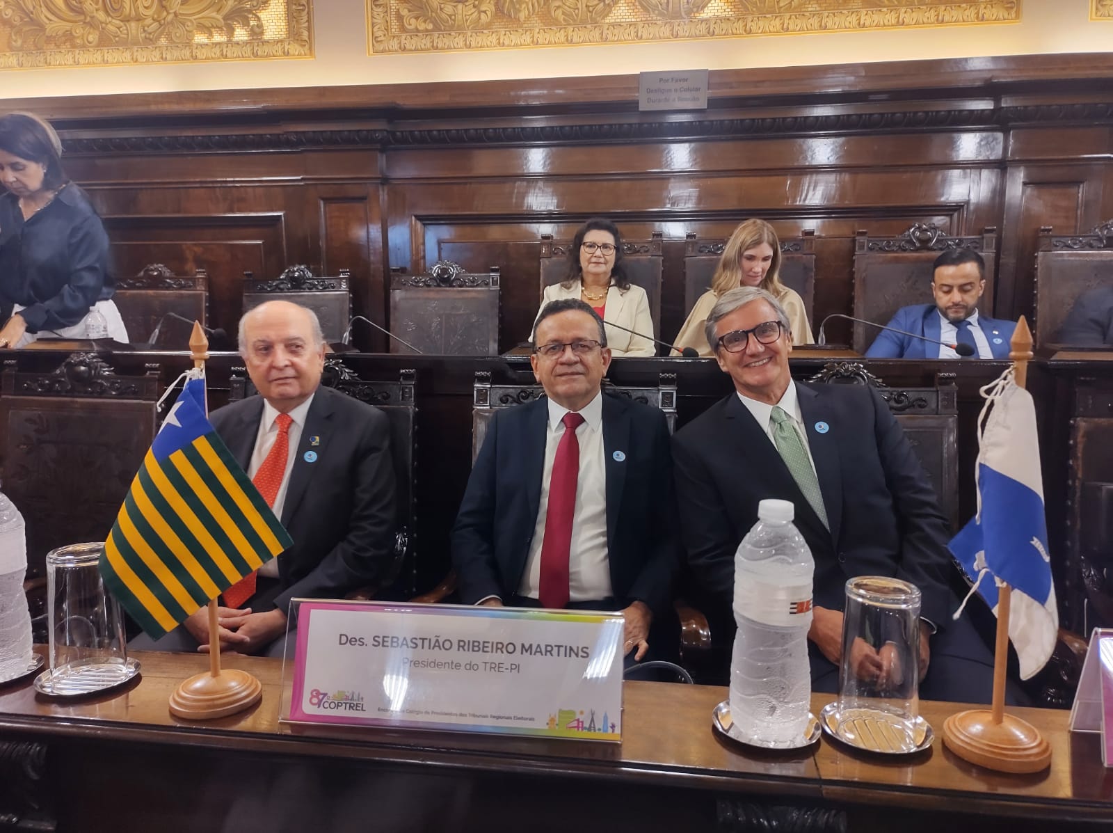 Desembargador e presidente do Tribunal Regional Eleitoral do Piauí (TRE-PI), Sebastião Ribeiro Martins, ao centro da foto